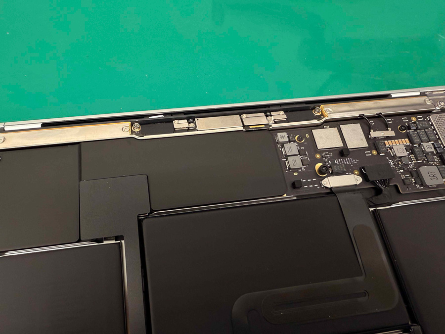 MacBook Air (M1 , 2020) 液晶割れ画面交換修理 - タブレット修理専門