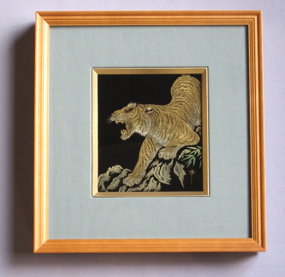 漆額・虎沈金は、迫力のある虎の魅力を、輪島ならではの加飾の技・沈金