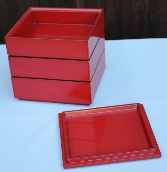 三段重箱（6寸×6.5寸）たまり朱 264,000円（税込） | 輪島塗の塗師屋