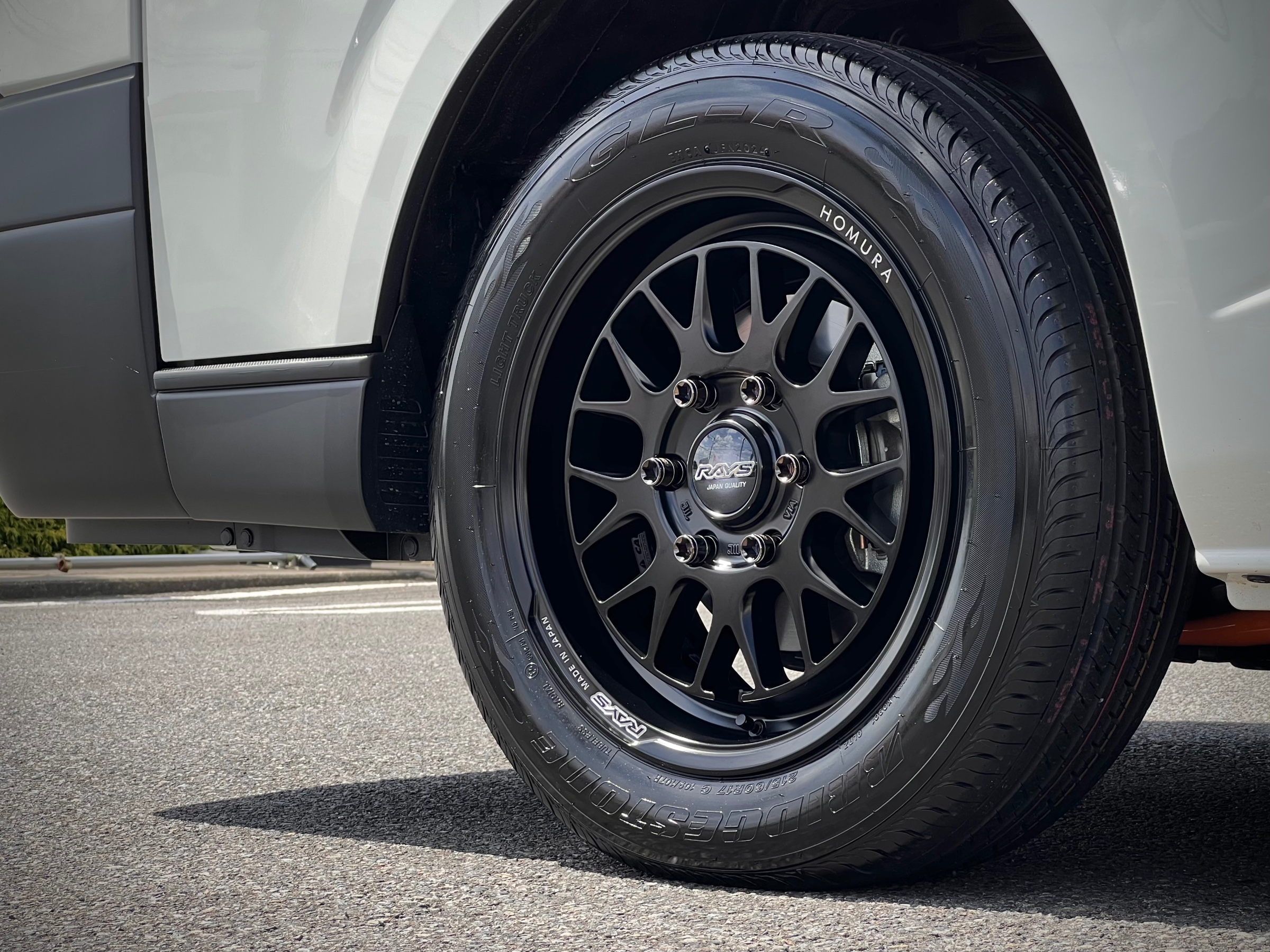 TOYOTA HIACE・RAYS HOMURA 2×9L-RA・GL-R 装着。 | 店舗おススメ情報
