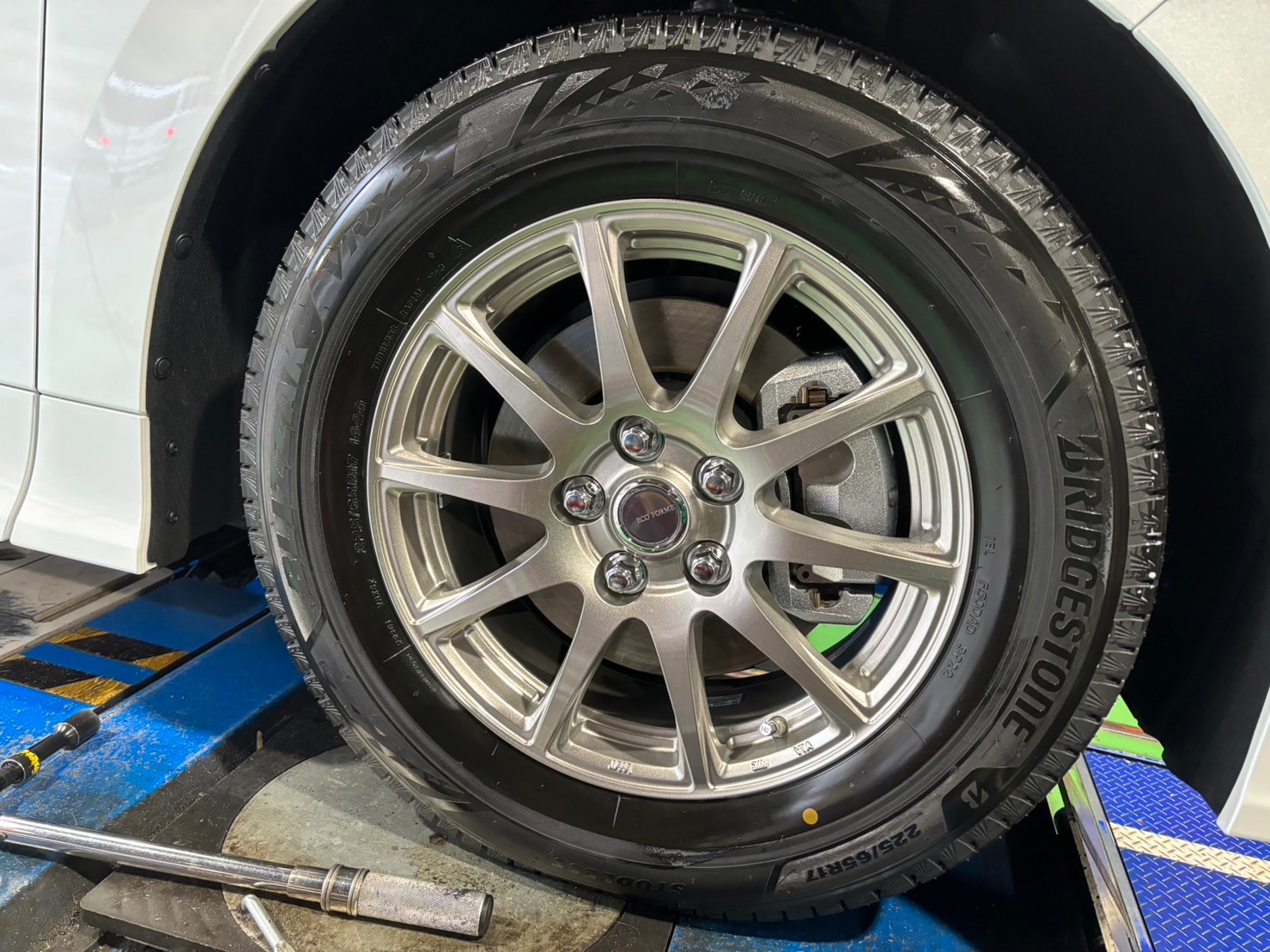 新型アルファードのお車にスタッドレスタイヤセットをお取り付けしま