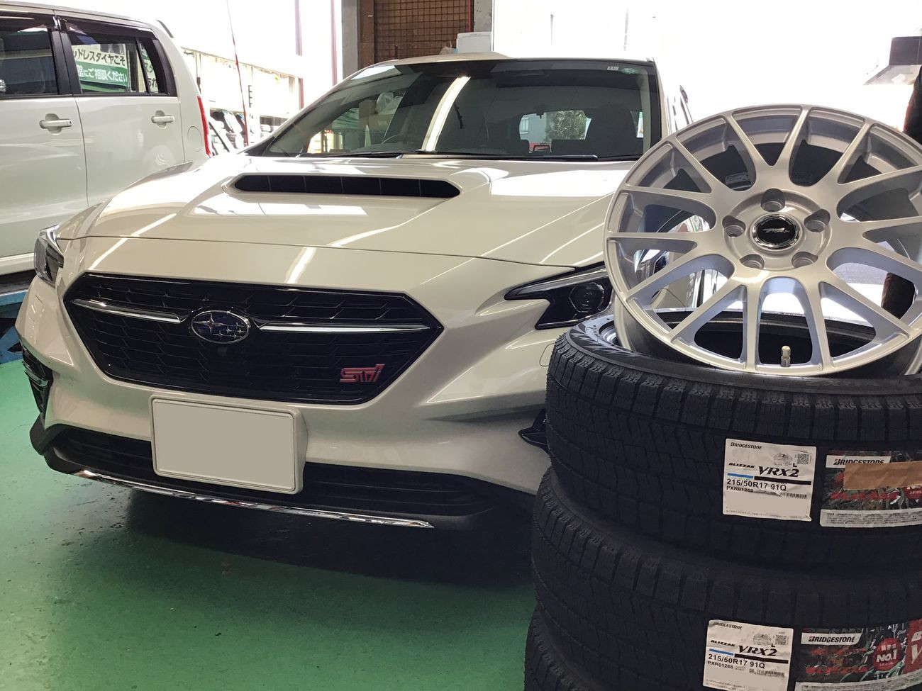 スバル「レヴォーグ」VN5型 スタッドレスタイヤセット取り付け 215