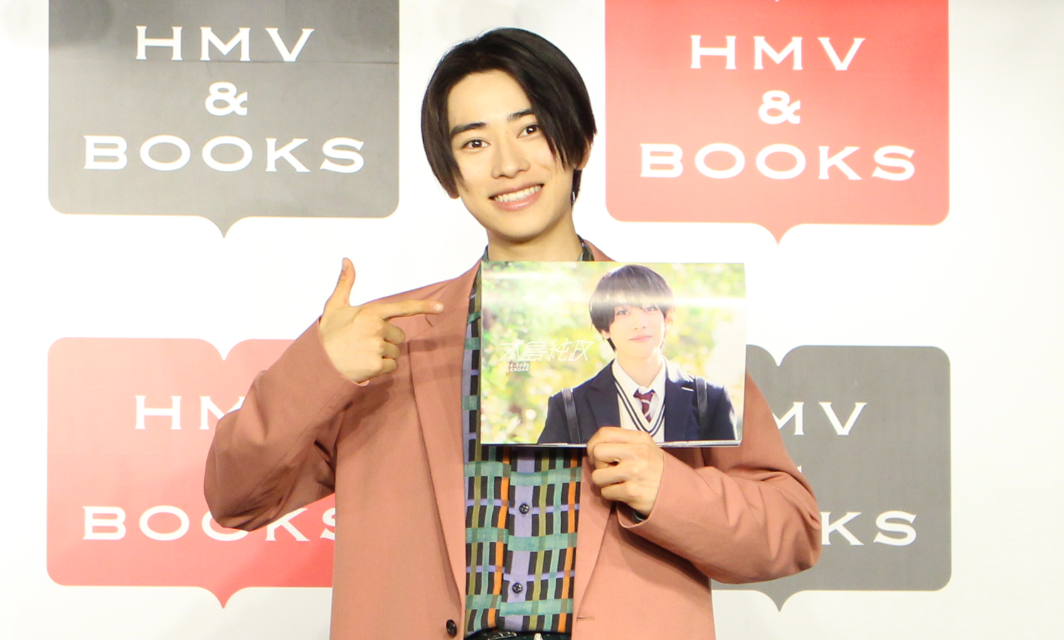 本島純政、自身初のカレンダーは“120点”母校での撮影に「ありのままが