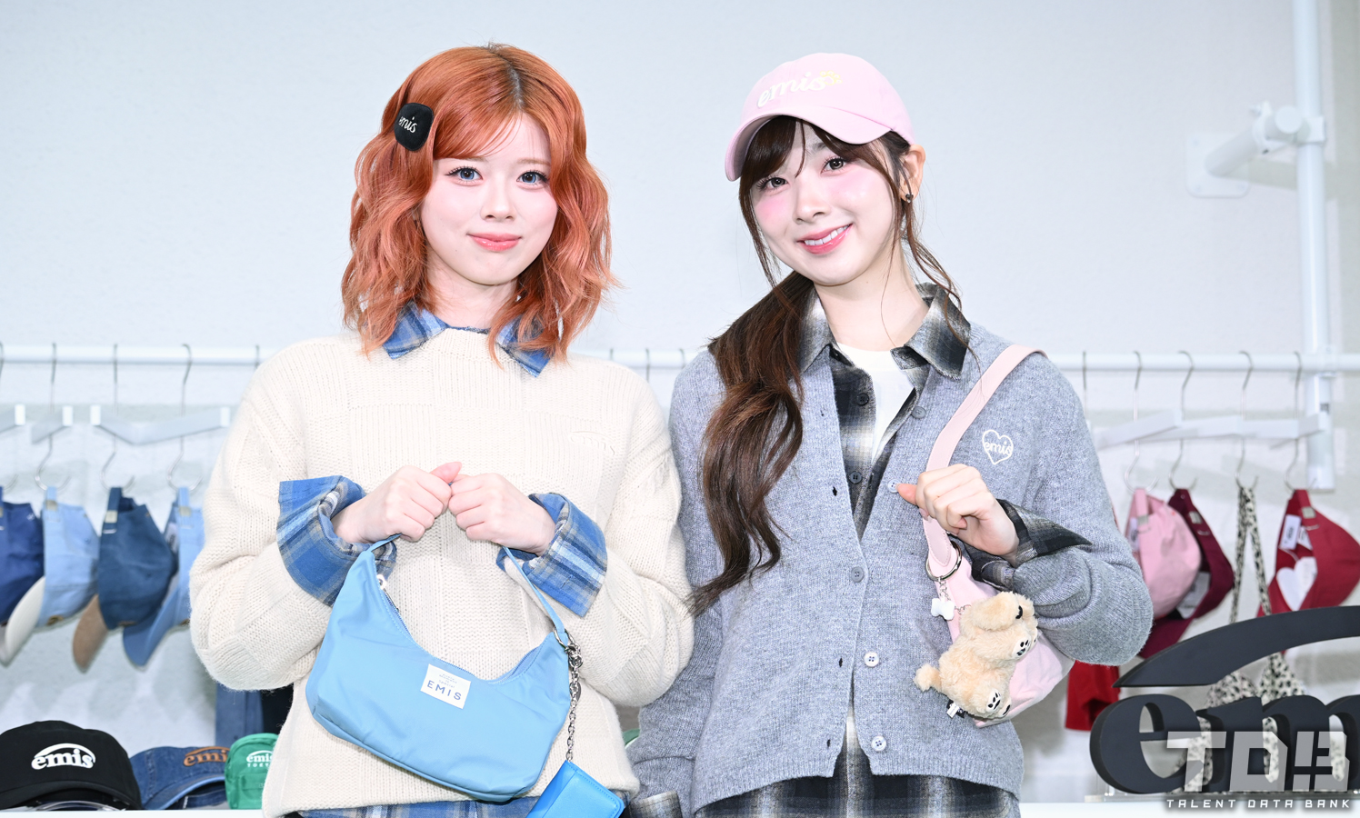 NiziU・RIKU＆MIIHI、ミニ丈スカートにチェックシャツのリンクコーデで