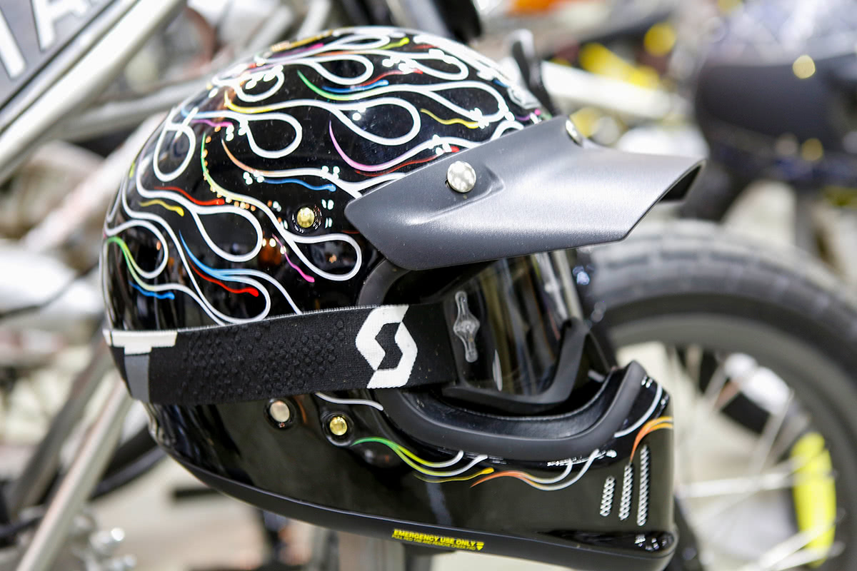 海外のヘルメットカスタムシーンは秀逸！ SHOEIのネオクラシック