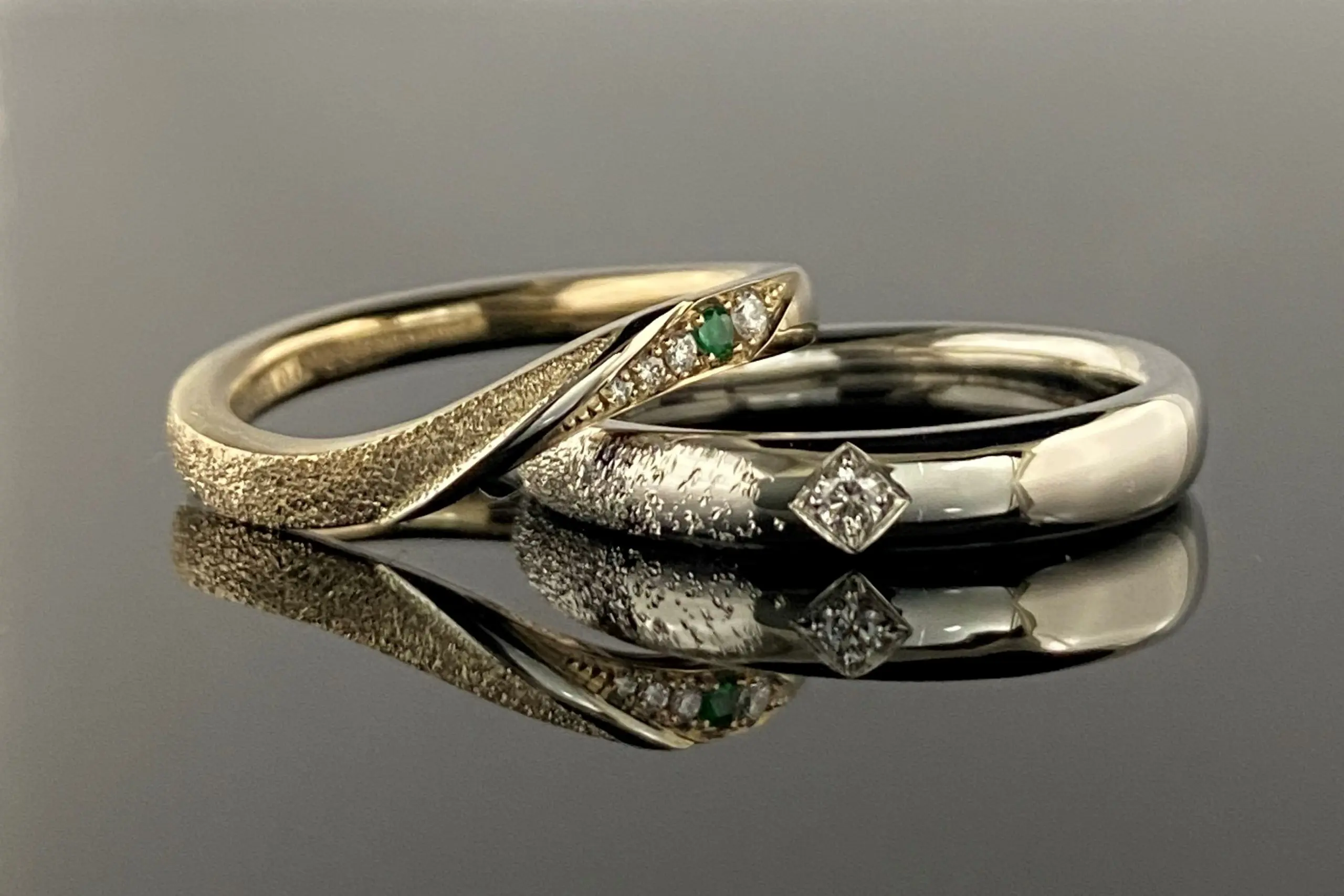 ダイヤモンドとエメラルドが華麗に輝きます | 結婚・婚約指輪の