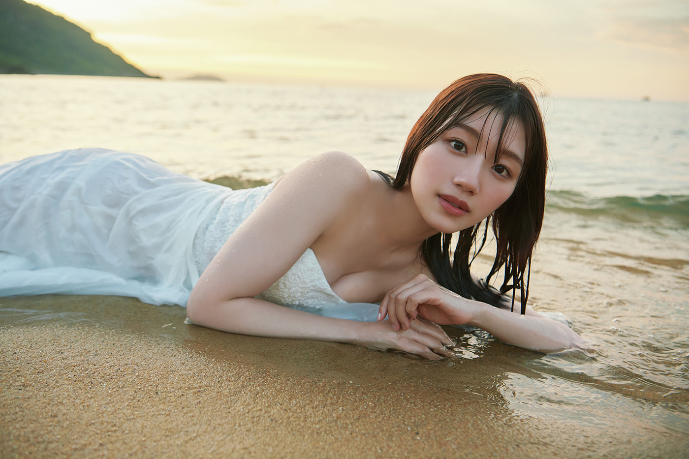 日向坂46佐々木美玲1st写真集『陽射しのパレード』より、夕暮れの海で
