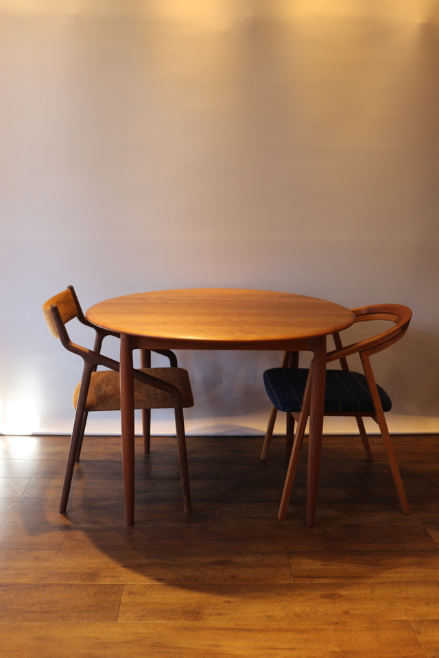 Universe dining table | 取り扱い商品 | 無垢材の制作・販売｜サード