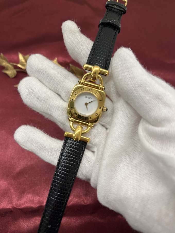 高級感のあるGUCCIの代表的なモチーフのホースビットデザインの