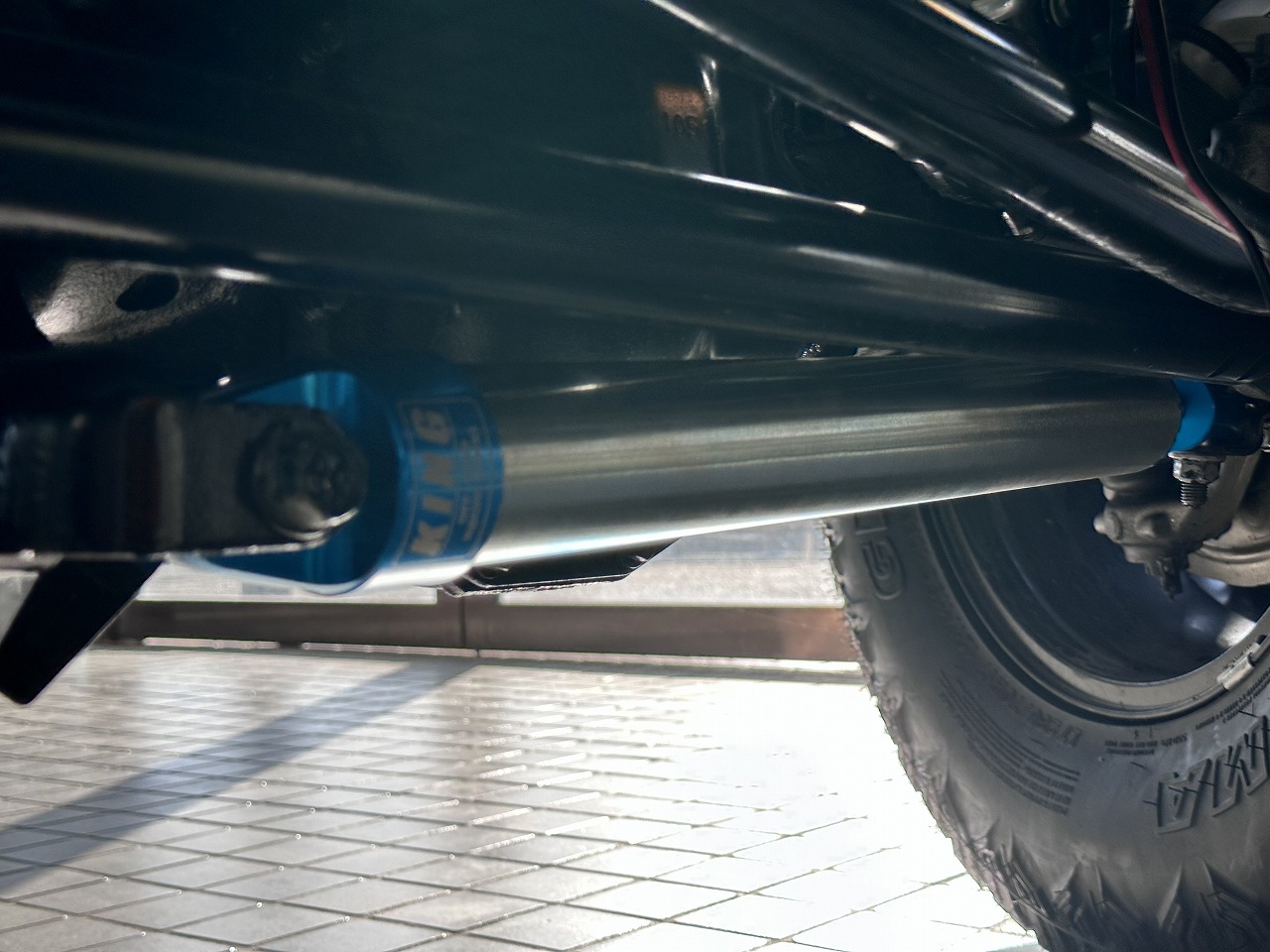 KING ステアリングダンパー -JL/JT右ハンドル用- / タイガーオート