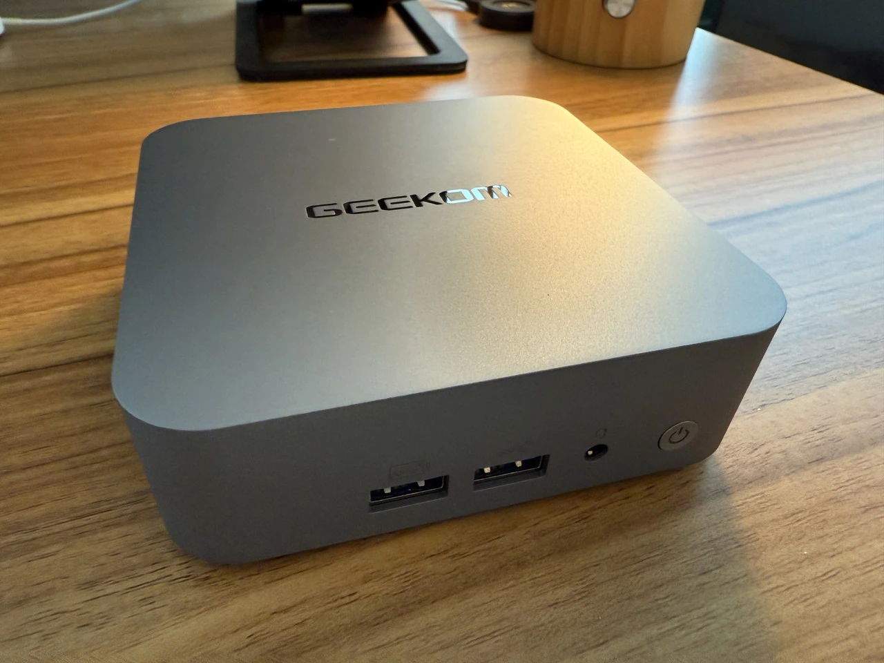 GEEKOM GT13 Pro』レビュー、USB 4 Gen 3搭載、高級感のあるデザインも