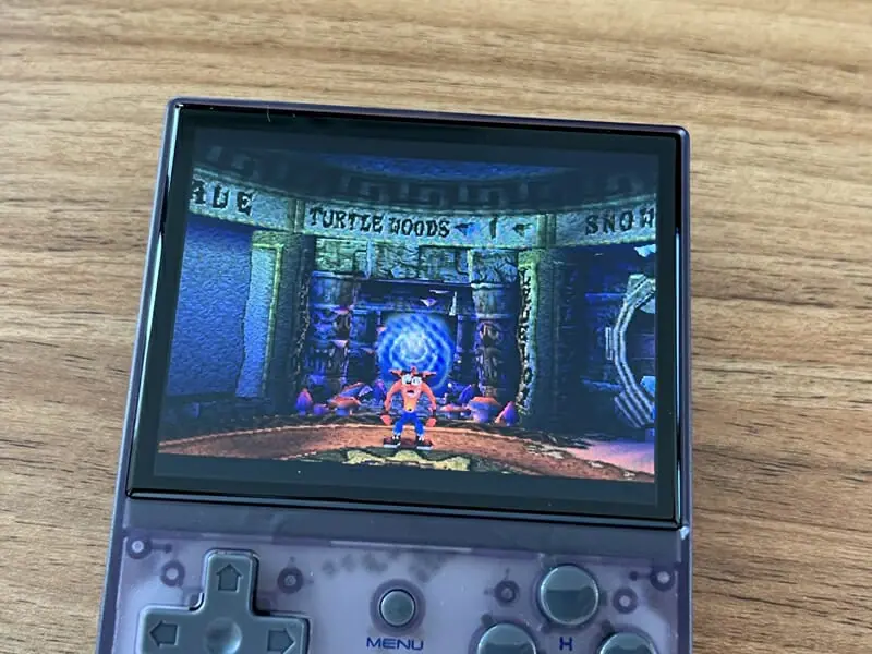 Anbernic RG35xx』レビュー | PS1の3Dタイトルも快適に遊べる携帯