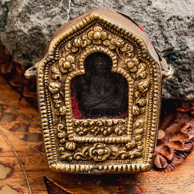 オールドチベット ガウ携帯祭壇『薬師如来』仏像窓銀製装飾手造り打出