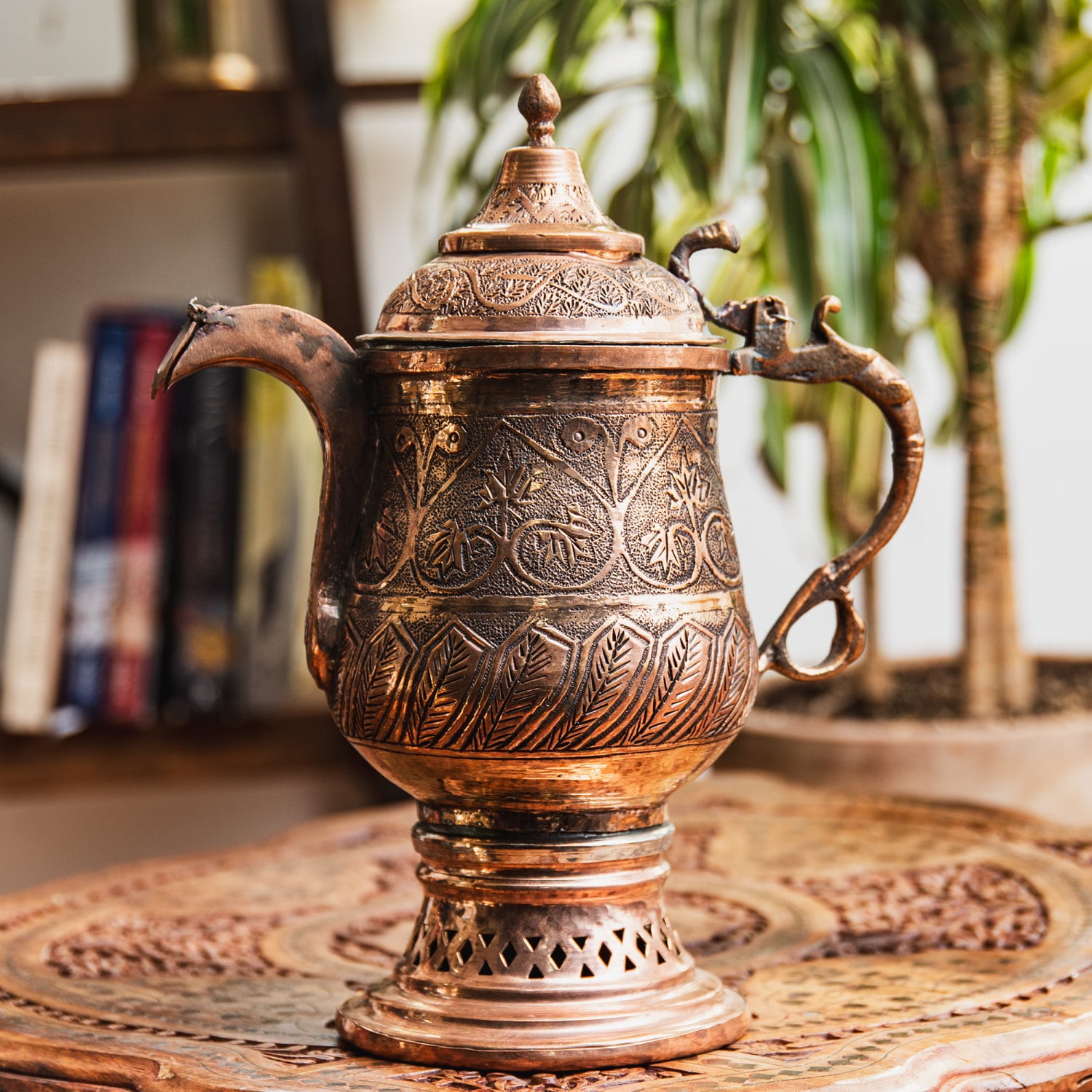 カシミールの重厚な精細彫金 カシミリ サモワール 「カワ」を沸かして