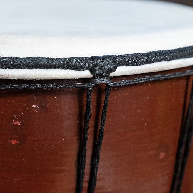 高さ：約30cm〕木彫りされた立体感ある模様が魅力的なジャンベ｜バリ島