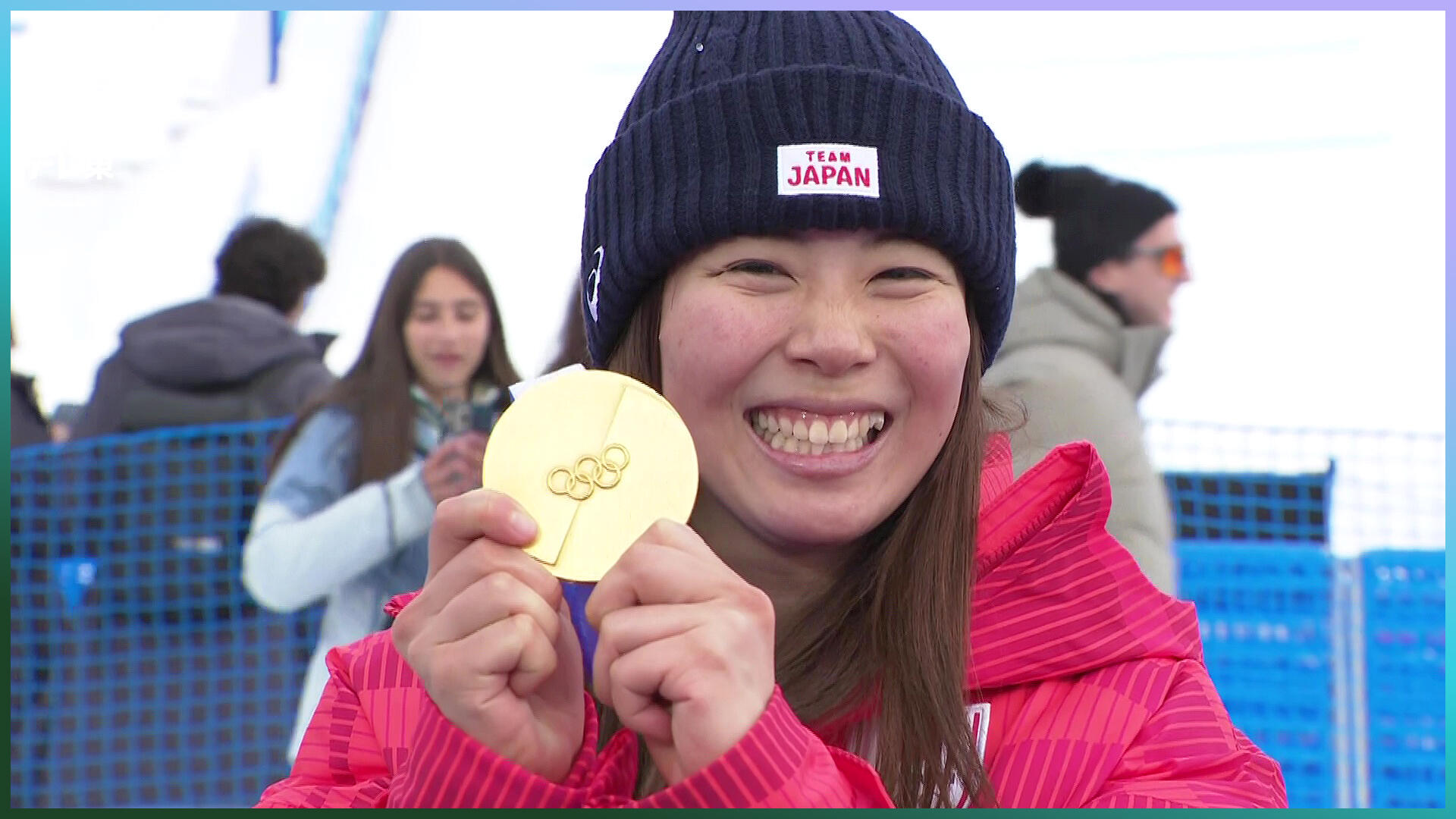 深田茉莉 女子初の金メダル獲得「信じられない。スノーボードを
