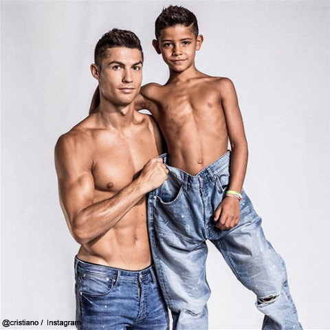 クリスティアーノ・ロナウド、そっくり長男と半裸2ショット披露！ 第四