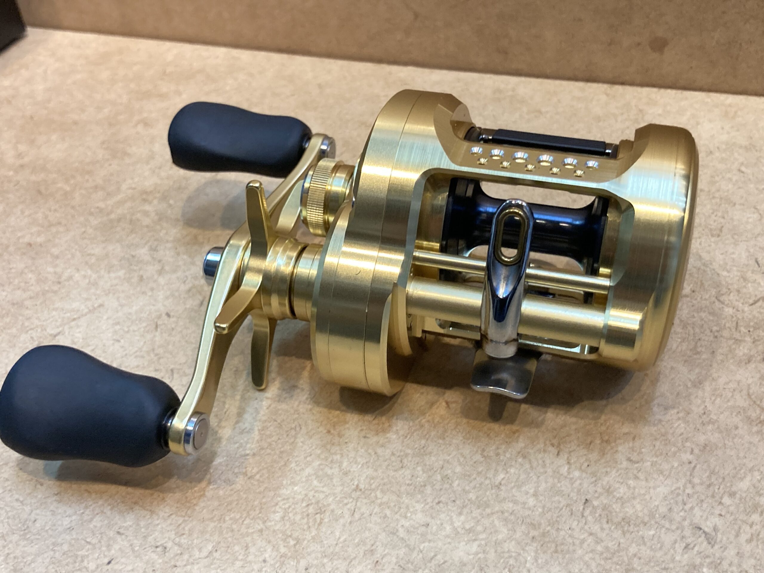 新品】シマノ 23 カルカッタコンクエスト MD 400 XG - リユース