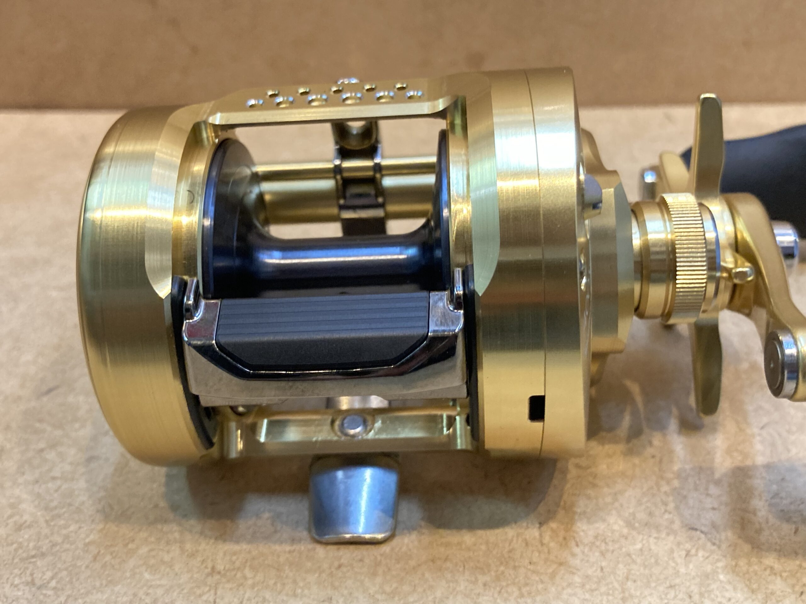 新品】シマノ 23 カルカッタコンクエスト MD 400 XG - リユース