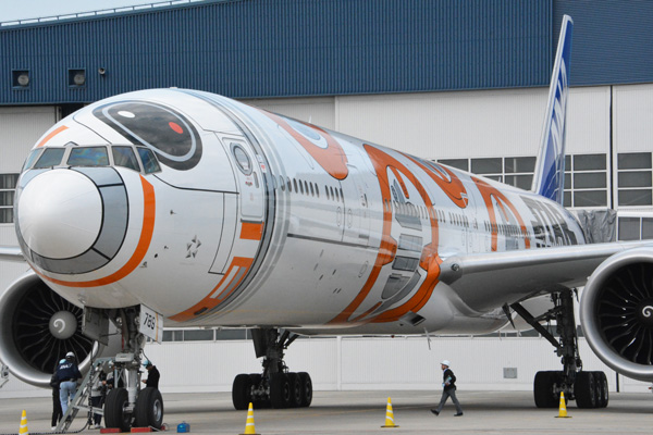 ANA、スター・ウォーズシリーズ3機を並べて駐機 「BB-8」運航最終日に