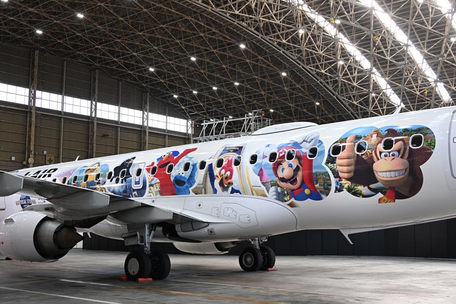 JAL、USJコラボの特別塗装機第4弾をお披露目 ドンキーコング初めて描く