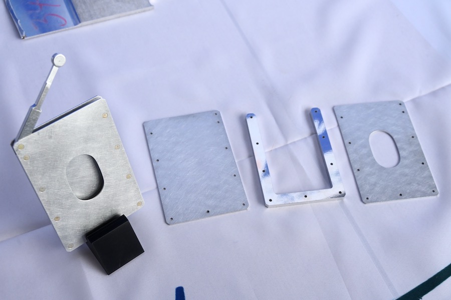 ANAと川崎重工、航空機廃材でキーホルダーや名刺入れ 高額商品も初回分