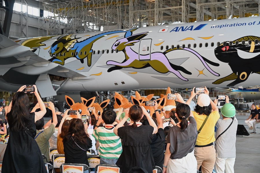 ANA、777-300ER「イーブイジェットNH」公開 格納庫でポケモンがダンス