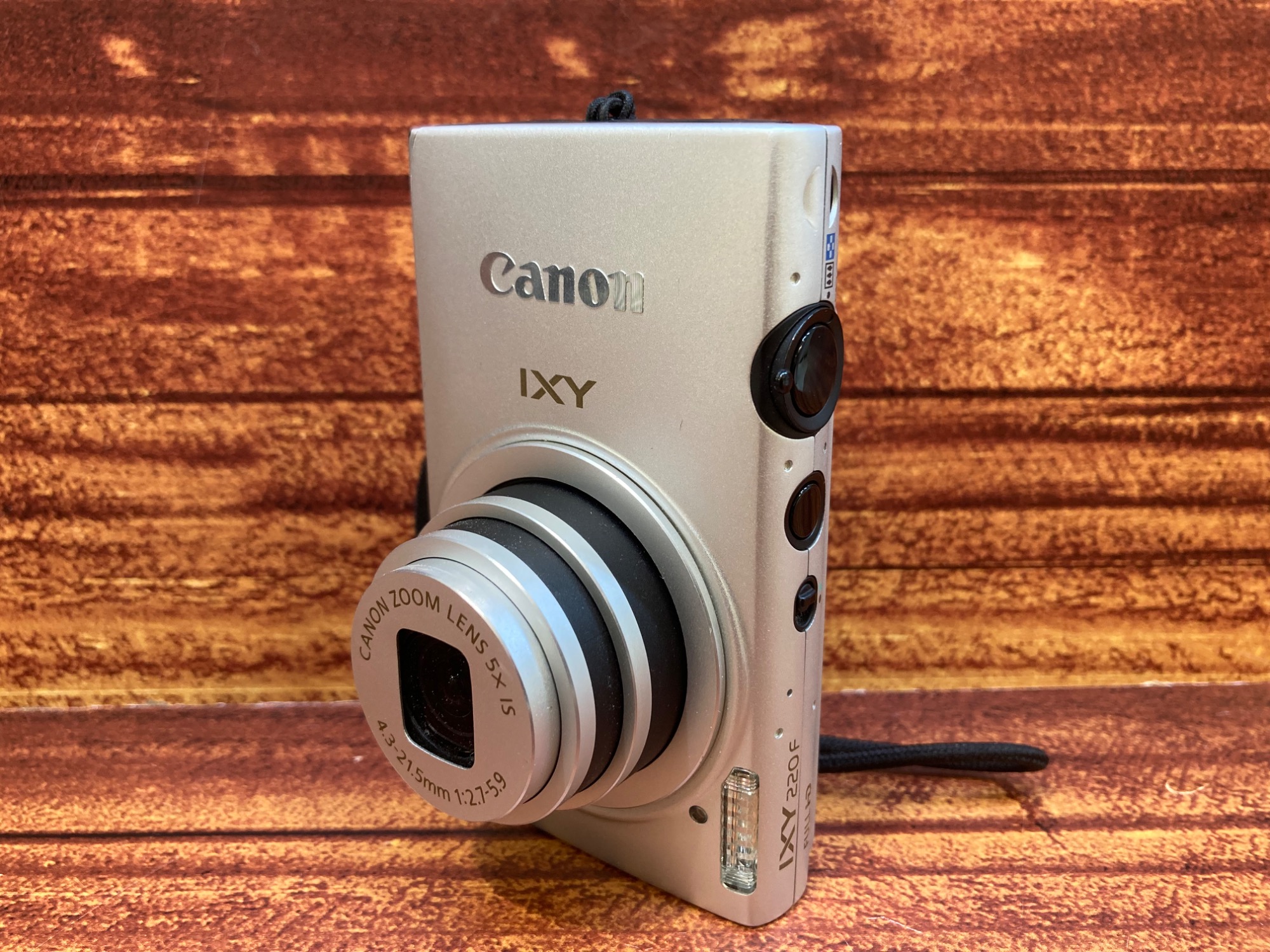 Canonより【コンパクトデジタルカメラ IXY220F(SL)】のご紹介です