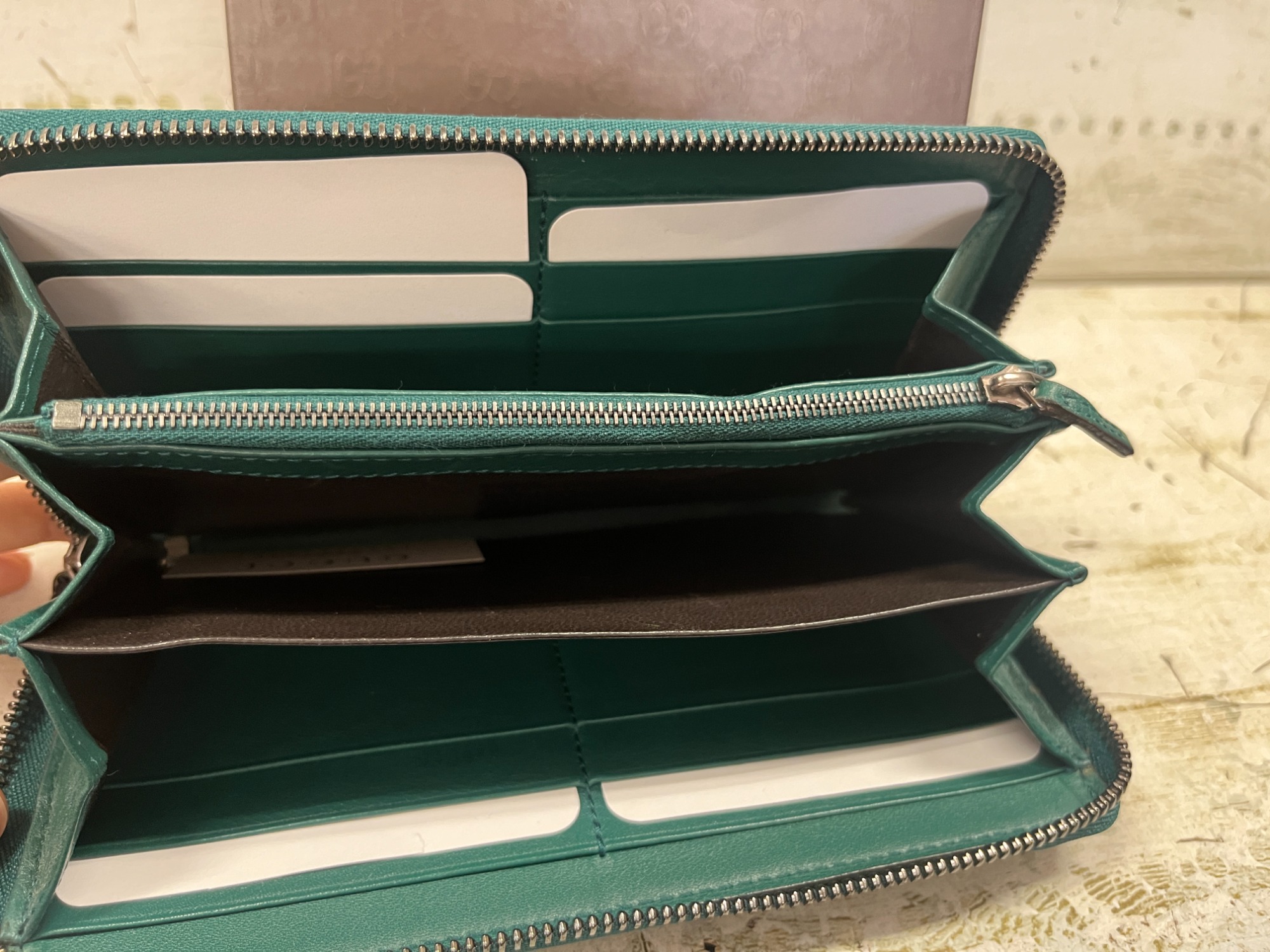 GUCCI(グッチ)のパイソン柄のラウンドファスナー財布のご紹介です