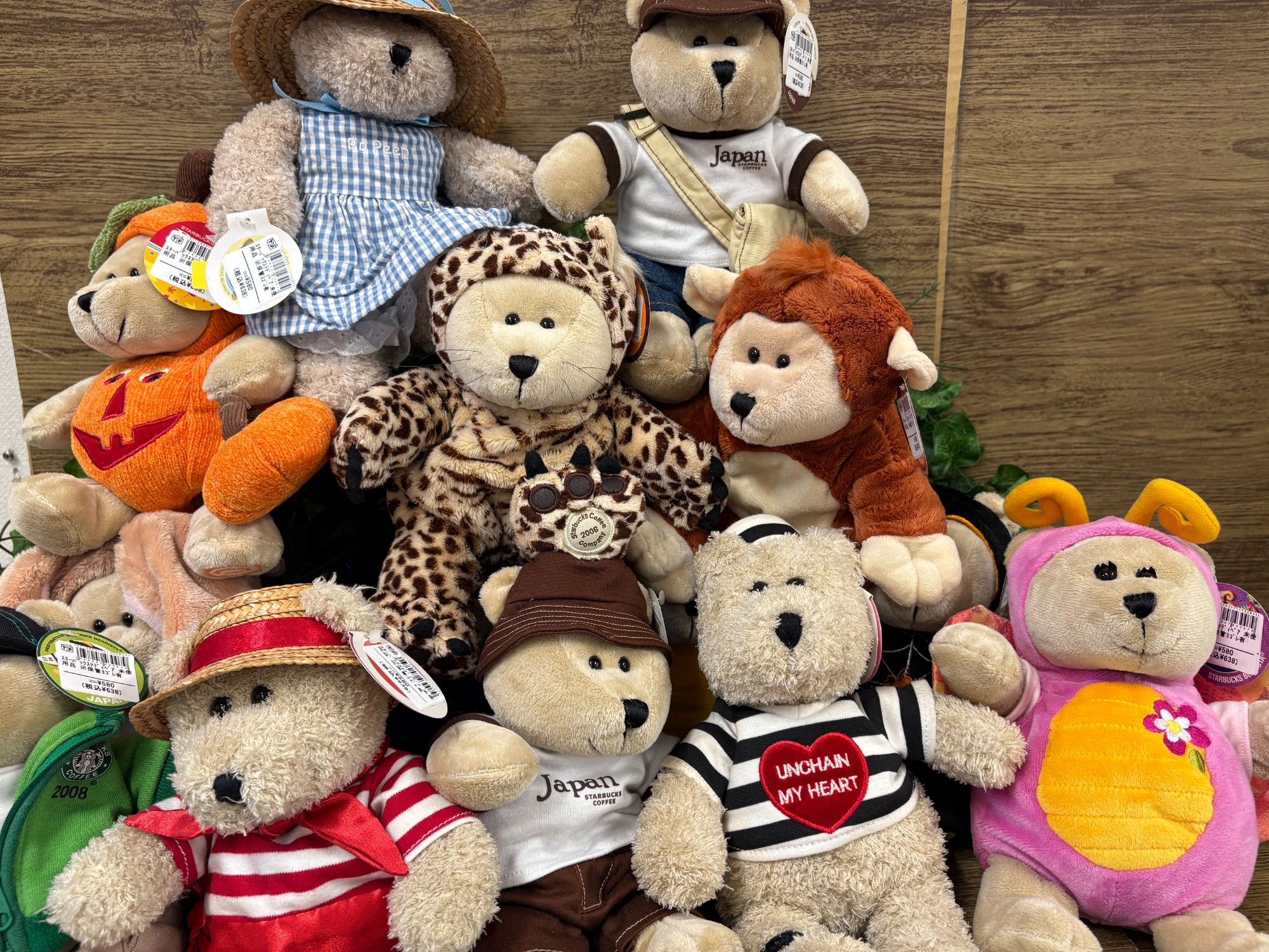 スターバックスの可愛いくまのぬいぐるみが大量展示しております