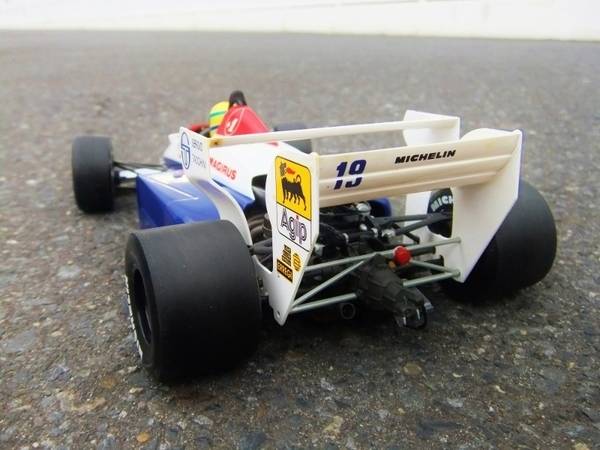 アイルトン・セナ搭乗モデル!トールマン・ハート TG184の1/18スケール