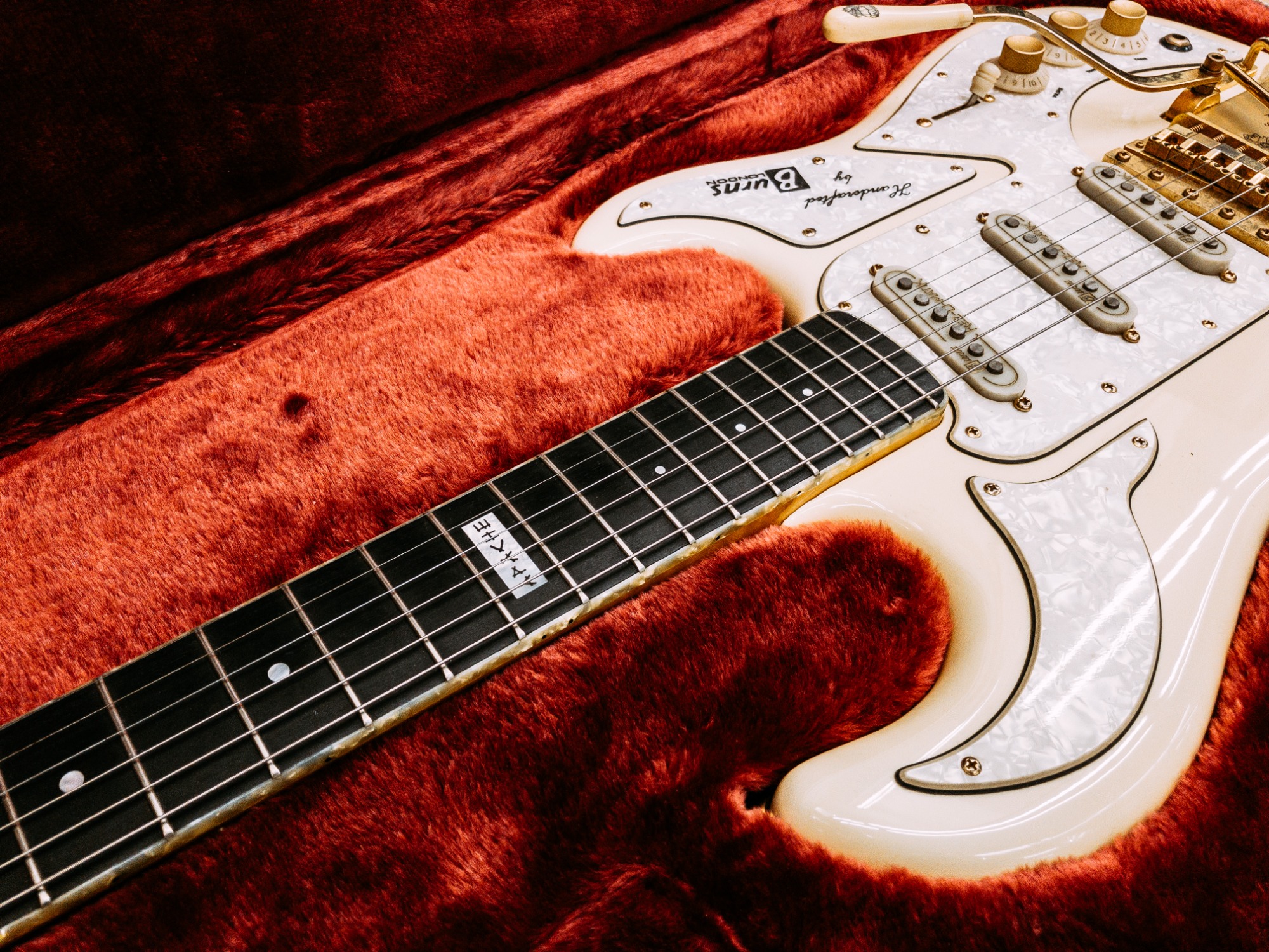 レアモデル入荷！Burns (バーンズ) エレキギター Apache The Shadows