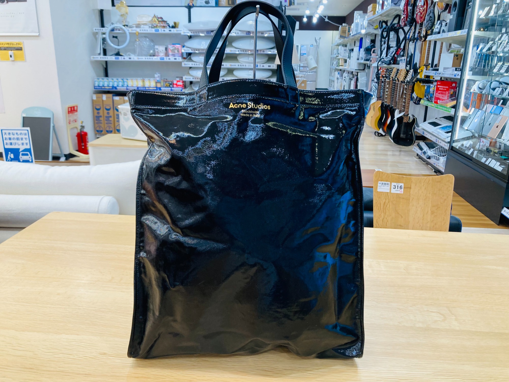 ACNE STUDIOS（アクネストゥディオズ）のシャイニートートバッグが入荷