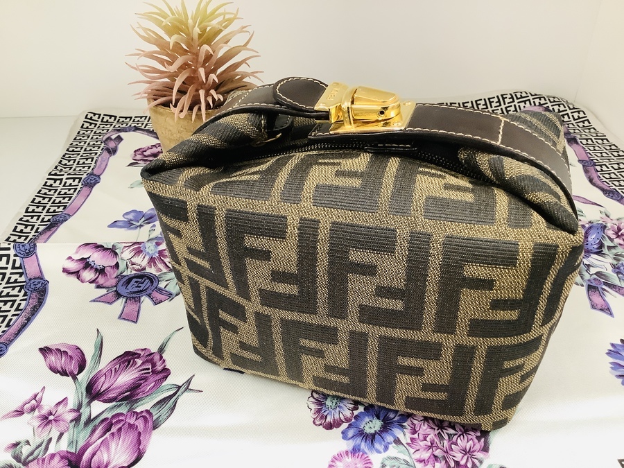 FENDI（フェンディ）の定番、ズッカ柄のポーチのご紹介です！【東大阪