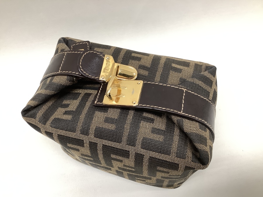 FENDI（フェンディ）の定番、ズッカ柄のポーチのご紹介です！【東大阪