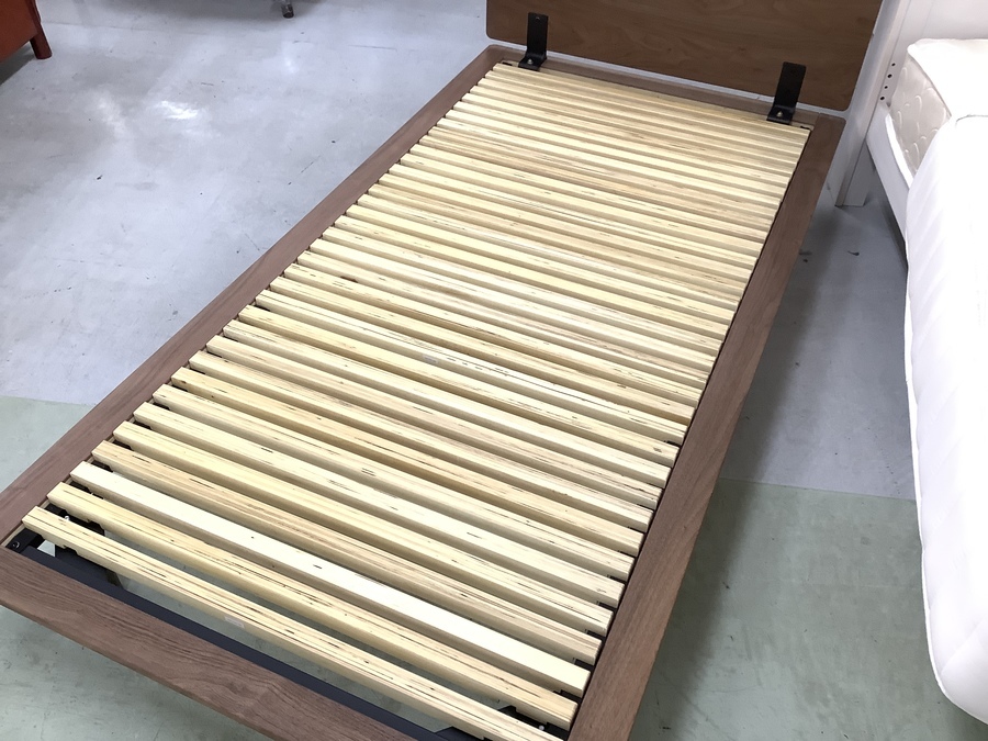 無印良品 ベッドフレーム・シングル・ウォールナット材・すのこ仕様が