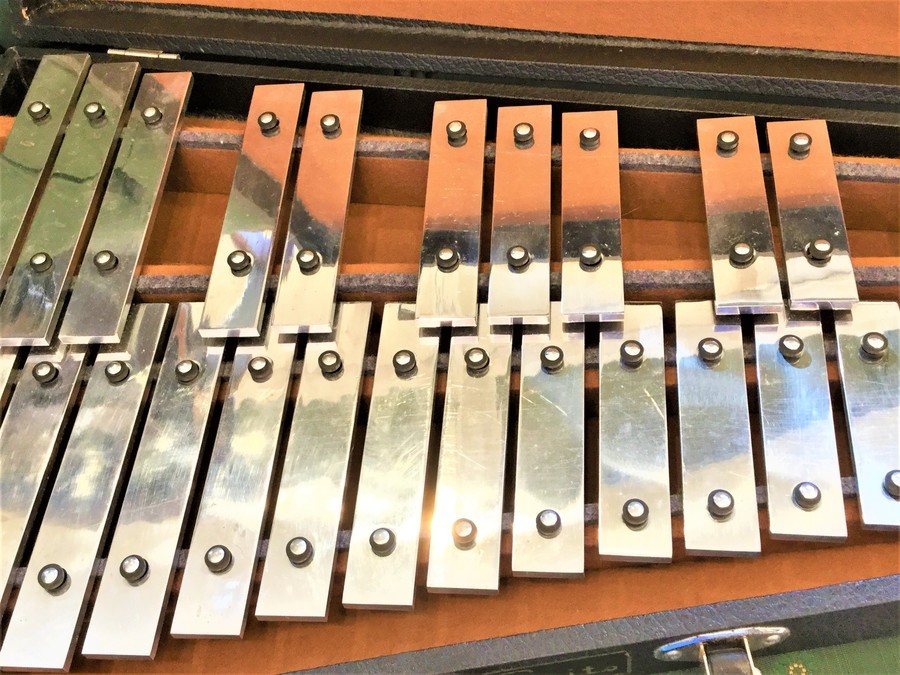 鍵盤打楽器専業ブランドSaito(サイトウ）の鉄琴が入荷です