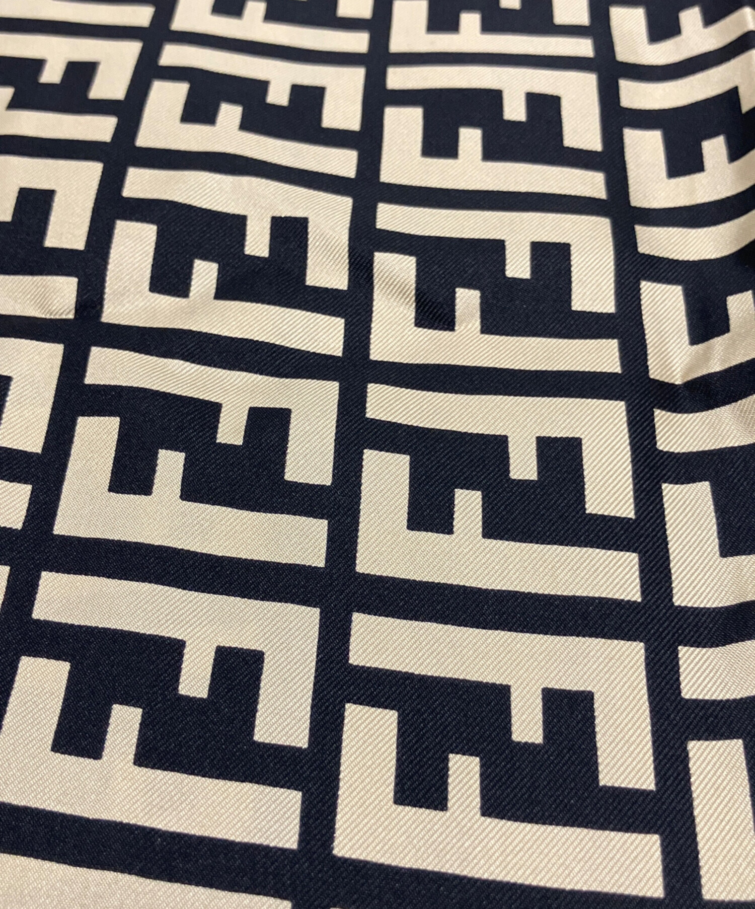 中古・古着通販】FENDI (フェンディ) 大判 総柄シルクスカーフ