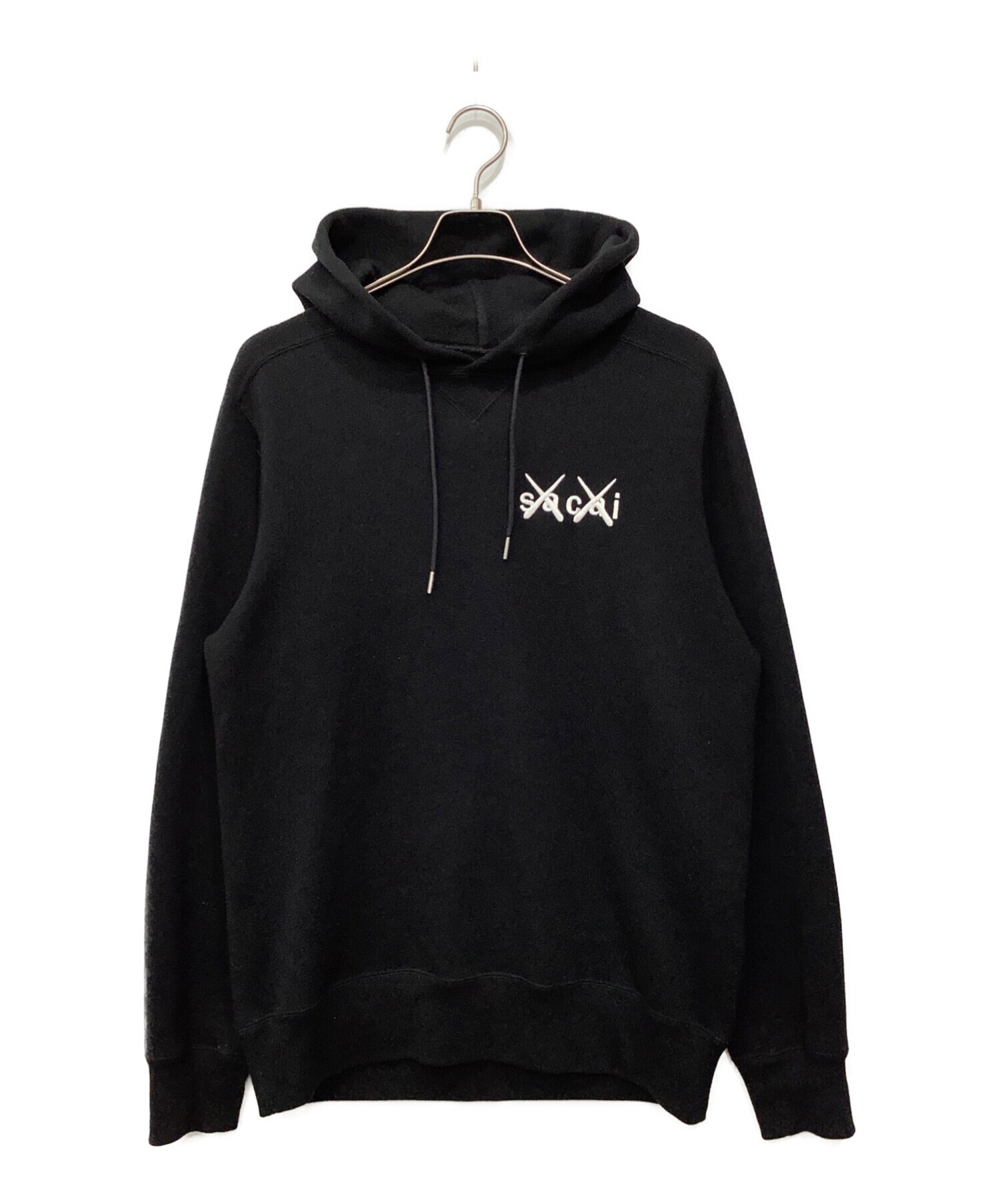 中古・古着通販】sacai (サカイ) KAWS (カウズ) プルオーバーパーカー