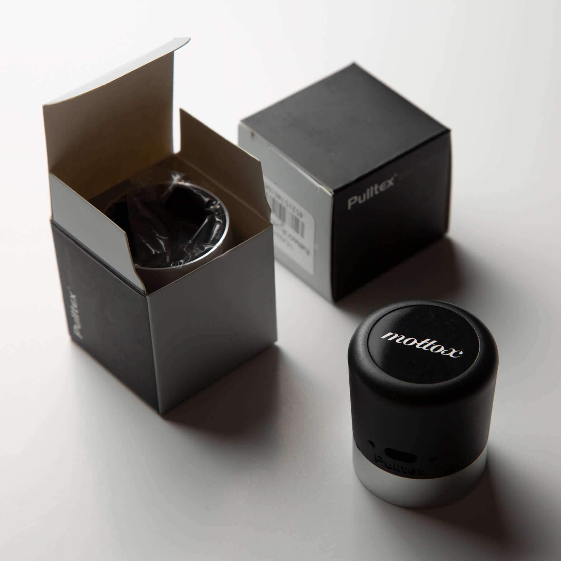 モトックス」のロゴ入りシャンパン用ワインストッパー