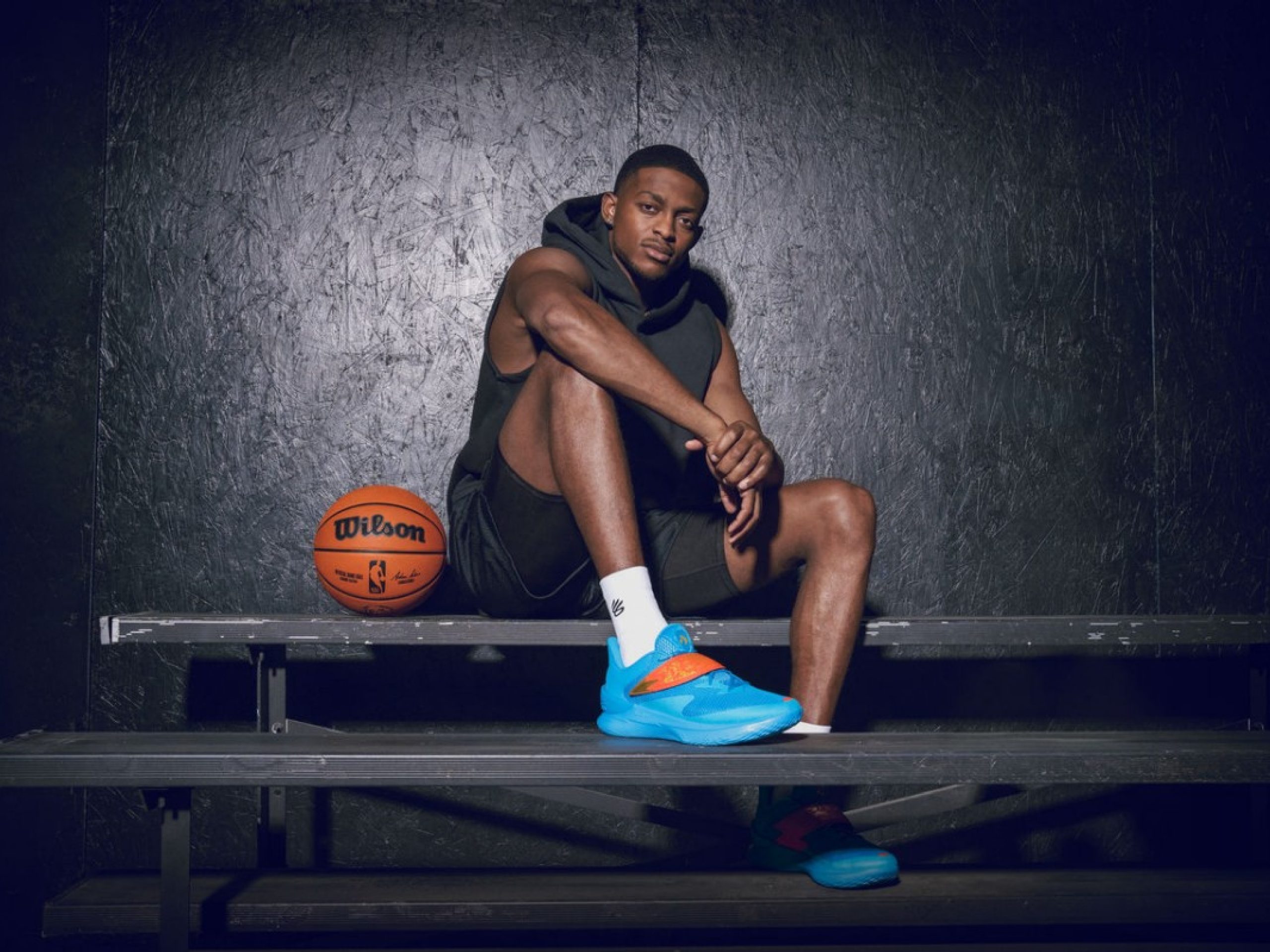 カリーブランドから圧倒的なスピードを誇る『CURRY FOX 1』発売｜UA