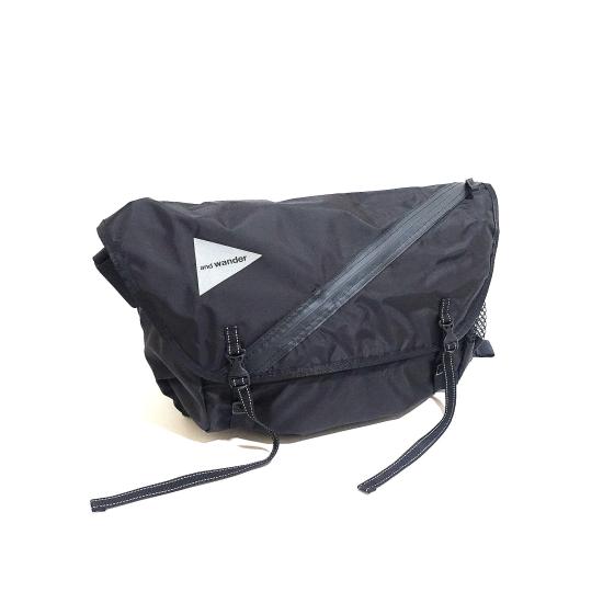 アンドワンダー メッセンジャーバッグ and wander 20L messenger bag