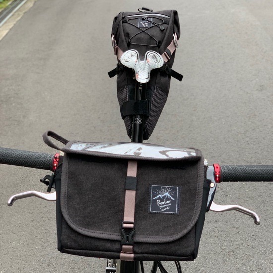 ロウロウマウンテンワークス バイクンハイクフロントバッグ と サドル