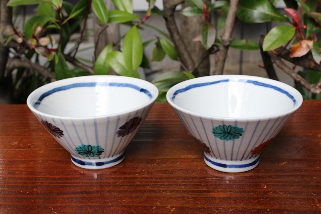 石川県能美市で作陶されている九谷青窯作の色絵縞々花緑飯碗。 うつわ