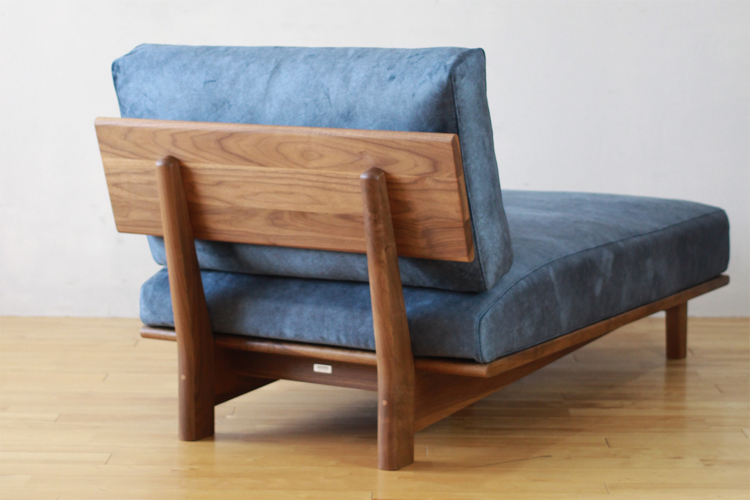 カウチソファ LC034│奥行き深めなシンプルソファ。あえて肘をなくした