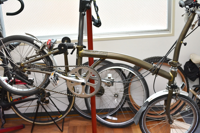 ブロンプトンの軽量モデルであるS2L 。味のあるRAWカラーモデルの