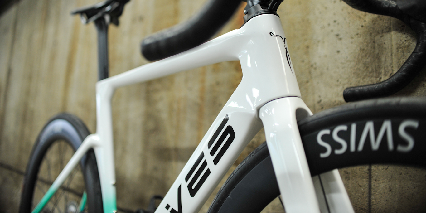 セカンドグレードでも十分なエアロフォルム！「ELVES BIKE FALATH PRO