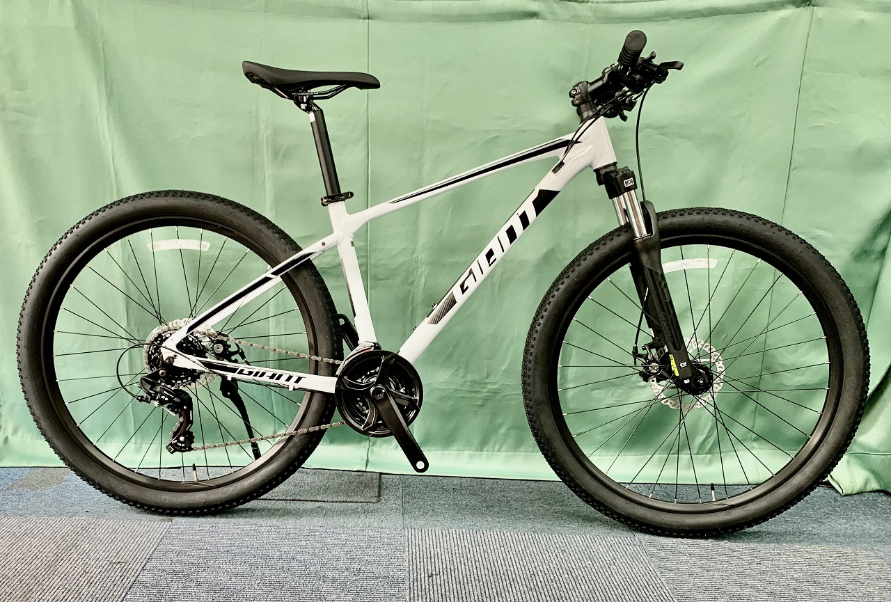 ATX 便利なキックスタンドを標準装備し、内蔵式ケーブルで見た目も