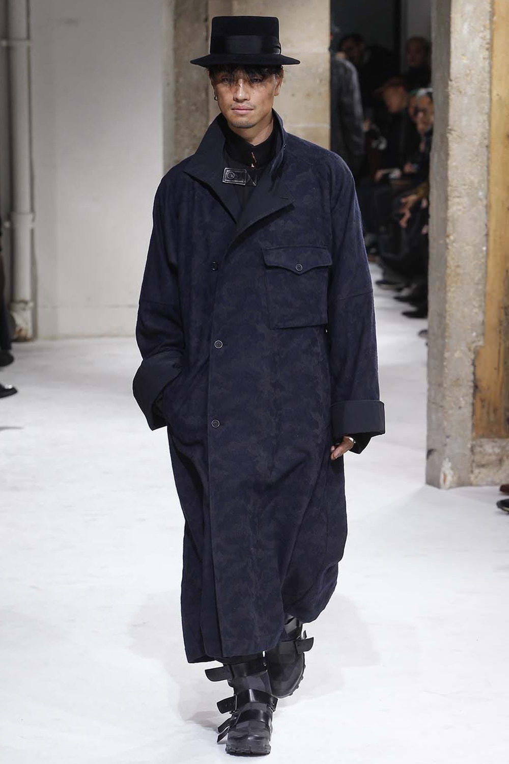 AUTUMN / WINTER 2017-18 | Yohji Yamamoto (ヨウジヤマモト) Official