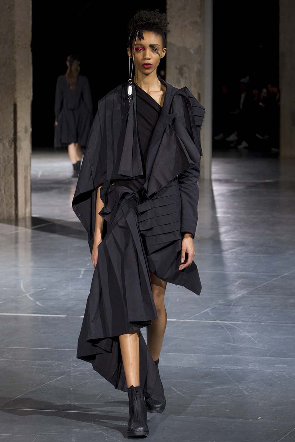 AUTUMN / WINTER 2017-18 | Yohji Yamamoto (ヨウジヤマモト) Official